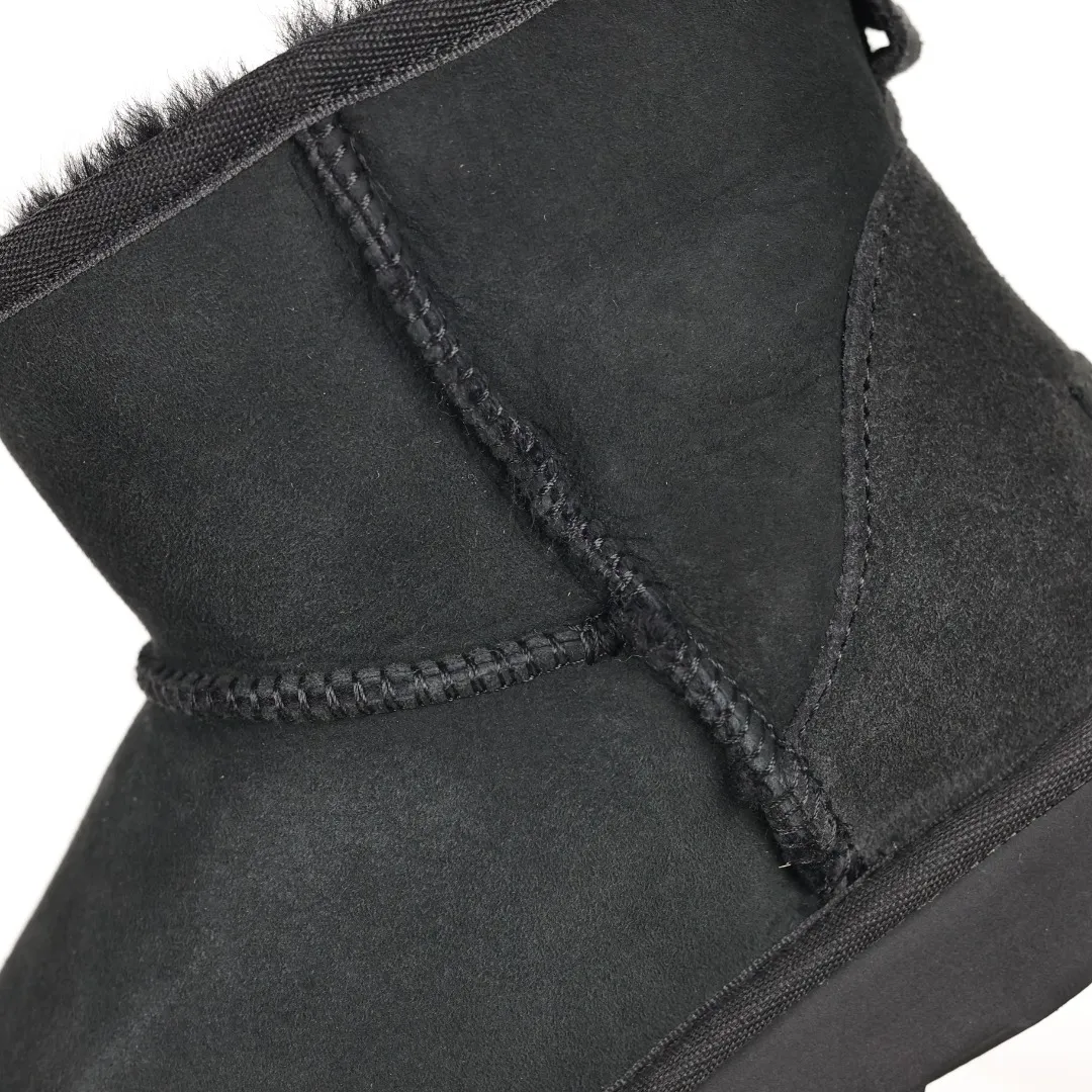 Pick up locally 💰540 Core recommendation Good price Cashmere insoles are a very suitable choice for keeping warm in winter and at home. In the new year, uug launched a series of styles, which are partial to the preferences of young consumers and have also moved to the forefront of fashion trends. Shoe body material Water-repellent coated suede upper 17mm UGGPURE™ implanted wool insole Lightweight non-slip comfortable rubber outsole With brand LOGO Trademark Comes with a full set of packaging Size: 35 36 37 38 39 40 41 42 43 44